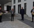 Bild: doj
Dekan Alexander Hösl, Thomas Ebnet und Herbert Putzer (von links nach rechts) durften von Michaela Reger (Zweite von links) vom gleichnamigen Bauunternehmen je 2000 Euro für den Kindergarten Don Bosco, den Verein "Hoffnung für Menschen" und die Kinderkrebshilfe in der Region Oberpfalz Nord entgegennehmen.