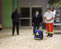 Die Wasserwacht hatte sich für einen Satz Alu-Container entschieden. Für die Helfer vor Ort besorgte das BRK Wiesau einen neuen Rettungs-Rucksack. Beim Spendentermin dabei waren: (von rechts) Bürgermeister Toni Dutz, Fabian Krämer, Robert Wolfrum (beide BRK Wiesau), BRK-Kreisgeschäftsführer Holger Schedl und der Vorsitzende der Wasserwacht Wiesau, Wolfgang Bauer.