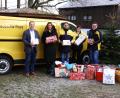 Bild: bkr
Mit einem Postauto voller Geschenkpakete waren (ab Zweite von links) Kerstin Scharf, Thorsten Hertel, Martina Pöllath und Holger Kunnert ins SOS-Kinderdorf gekommen. Für die Spenden dankte Leiter Holger Hassel (links).