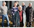 Bild: fdl
Lorenz Kummer (vorn, Mitte) nimmt die Glückwünsche von (von links) Georg Kustner (DJK Ehenfeld-Massenricht), Barbara Dolles (Senioren-Club), Sepp Falk (Männerchor), Alfred Hausmann (Senioren-Club) und Wolfgang Falk (Männerchor) entgegen.