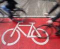Symbolbild: Friso Gentsch/dpa
In Sulzbach-Rosenberg könnte es auf Radwegen an wichtigen Ein- und Ausfahrten schon bald mehr rote Markierungen geben.