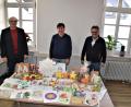 Bild: Stadt Schönsee/exb
Ein dickes Kompliment machten (von links) Schönsees Zweiter Bürgermeister Andreas Hopfner, der Stadlerner Bürgermeister Gerald Reiter und der Weidinger Bürgermeister Manfred Dirscherl den kleinen Künstlern.