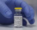 Archivbild: Alastair Grant/dpa
Eine Ampulle mit dem Corona-Impfstoff von Novavax steht während einer Studie im St. George's University Hospital in London auf einem Tisch bereit.