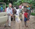 Bild: gi
Pater Ferdinand bemüht sich ständig um das Wohl seiner Pfarrangehörigen im afrikanischen Busch. Besonders die Kinder sind ihm ein großes Anliegen.