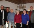 Bild: bey
Heidi Pichl feiert 85. Geburtstag. Bruder Georg und Tochter Ulrike haben die Schwester und Mutter in ihre Mitte genommen. Auch Bürgermeister Ernst Lenk (links) und zweiter Bürgermeister Josef Robl (rechts) gratulieren ebenso wie Neffe Lothar Bösl (Zweiter von links).