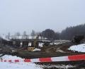 Bild: szl
Eigentlich sollten 65 Kilogramm Sprengstoff die Liebenstein-Brücke zum Einsturz bringen. Das klappte nicht. Daher übernimmt seit Montag ein Bagger den Abriss des Bauwerks.