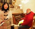 Bild: bl
Gabriele und Adolf Scharf halten an Weihnachten seit Jahrzehnten die Stellung auf der Empore in der Kirche von Schwarzhofen, sie als Chorleiterin, er als Organist.
