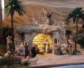 Bild: ads
Erstmals stellt Pfarrer Markus Brunner seine große Krippe im orientalischen Stil vor dem Aloisius-Altar in der Georgskirche aus.