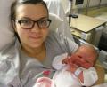 Bild: St- Anna-Krankenhaus/C. Haubner/exb
Mama Elina mit ihrer Tochter Emma, die im St.-Anna-Krankenhaus in Sulzbach-Rosenberg an Heiligabend zur Welt kam.