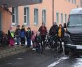 Bild: wro
Im Beisein einiger Mädchen und Buben übergaben (von rechts) Theresa Erdelt und Tobias Sperrer fünf neue Fahrräder an Inge Dick, Rektorin der Grundschule Wiesau.