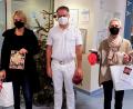 Bild: Klinikum/Uschold/exb
Susanne Hahn (links) und Brigitta Schöner (rechts) vom Förderverein Familiengesundheit Oberpfalz besuchten kurz vor Weihnachten die Patienten von Dr. Ludwig Fischer von Weikersthal (Mitte). Er ist Ärztlicher Leiter der Praxis für Hämatologie und Internistische Onkologie.