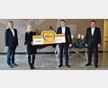 Bild: ckl
Bei der Spendenübergabe dabei waren (von links) Robert Haubner, Rektorin Sabine Graser, Thomas Keck und Joachim Geyer.
