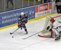 Archivbild: gb
Nick Latta (links, Szene aus der Partie gegen Passau) zeichnete sich beim 6:3-Erfolg der Blue Devils beim SC Riessersee als vierfacher Torschütze aus.