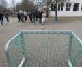 Bild: jzk
Beim „Schneeballschießen“ durfte jeder Schüler einer Klasse mit einem Fußball auf ein kleines Tor schießen. Bei 30 Treffern gab es eine Belohnung.