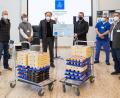 Bild: exb
Der stellvertretende Geschäftsführer des Krankenhauses Michael Enzmann (rechts) nahm zusammen mit Andreas Wopperer (Dritter von rechts), dessen Stellvertreter Andreas Betzlbacher (links) und den Vorstandsmitgliedern des Fördervereins Gabi Leichtl und Wolfgang Wack (Zweiter von rechts) von René Guhl nicht nur den Scheck über 10 000 Euro, sondern auch eine Sonderlieferung Joghurt entgegen.