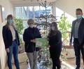 Bild: Mittelschule Tirschenreuth/exb
Bei der Übergabe der Spende (von links): Miriam Becker, Dr. Annemarie Schraml, Klassensprecherin Emilia Karwath und Rektor Jürgen Bayer.
