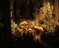 Bild: bph
Nach einer Einstimmung begann die Christmette mit der Ankunft des Jesuskindes. Von der Kirchenkrippen im Westchor zogen die Ministranten, Pfarrer Hannes Lorenz mit dem Kind auf dem Arm und begleitet von Pfarrvikar Pater Alfred Lindner im Kerzenschein zum Hauptalter.