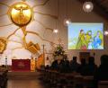 Bild: fvo
Das Krippenspiel in der Kinderchristmette in der Pfarrkirche St. Sebastian wird per Beamer gezeigt.