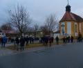 Bild: hme
St. Barbara und der Dorfplatz bildeten die Kulisse für den Gottesdienst am Heiligen Abend.