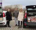 Bild: ads
Bescherung für fast 100 Kinder und Jugendliche: Katja und Jörg Scherbel (links) übergeben die Geschenke an Ramona Eisele von der ambulanten Jugendhilfe Soziales Netzwerk Ostbayern (SoNet).
