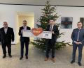 Bild: Volksbank Raiffeisenbank Nordoberpfalz/exb
Bei der Übergabe des symbolischen Schecks in Höhe von 13 000 Euro waren (von links) Herbert Gmeiner, Bürgermeister Franz Stahl, Bürgermeister Franz Schöner und Regionalmarktleiter Helmut Wolfrum dabei
