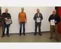 Bild: mfh
Bürgermeister kamen und gingen, aber drei Jubilare sind seit 25 Jahren im Gemeinderat geblieben: (von links) Christian Sperber, Bürgermeister Peter Achatzi, Wolfgang Rattai und Herbert Pilhofer nach der Ehrung.