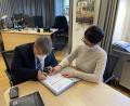 Bild: jus
An Gesches Seite arbeitet Assistentin Manuela Bleyer.