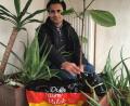 Bild: ihl
Pater Binu Kureekattil im Wintergarten des Schwarzacher Pfarrhauses. Eine Bauernverbandskuh en miniature „weidet“ zwischen Currybäumen und Aloe-Pflanzen. Für eine lebende Kuh fehle ihm die Zeit.