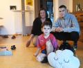 Bild: Gabi Schönberger
Mama Anna Lucko und Gian Marco (rechts) sind überglücklich, dass der kleine Gian Paolo den Blutkrebs besiegt hat und sein Leben wieder in fast normalen Bahnen verläuft.