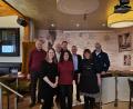 Bild: Christoph Forster/exb
(von links) Herr Gebhardt Tafel Weiden, Frau Götzl Hemingway, Herr Wuddy C&C Großmarkt, Frau Hermann Tafel Weiden, Herr Bauer Inhaber Hemingway, Herr Beer Bäko Weiden, Frau Bauer Küchenmeisterin Hemingway, Herr Petese Milchunion Weiden.
