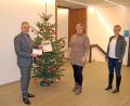 Bild: Fabian Polster/Landratsamt/exb
Elisabeth Schieder und Sandra Dostler (von rechts) von Donum Vitae danken Landrat Roland Grillmeier für die zusätzliche finanzielle Unterstützung im Jahr 2021.