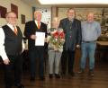 Bild: ksi
Vorstandsmitglied Peter Pichl (links) ehrte Katharina Ziereis (Dritte von links) und Siegmund Kochherr (Zweiter von links). Verbandsvorsitzender Hans Seemann und Chorleiter Michael Koch (von rechts) gratulierten.