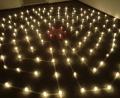 Bild: bjo
175 Kerzen bilden im Allzweckraum der Schmidmühlener Pfarrkirche ein Lichterlabyrinth.