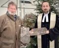 Bild: wku
Vertrauensmann Ulrich Gerlach (links) und Pfarrer Stefan Fischer mit den Kirchendachziegeln, die Landesbischof Bedford Strohm und Ministerpräsident Markus Söder signiert haben.