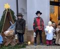 Bild: Nicole Koller
Kinder führen auf dem Kirchplatz in Ursulapoppenricht ein Krippenspiel auf (von links): Lena Götz als Maria, Puppe Mimi als Jesuskind, Esel Fridulin, Jakob Götz als Josef, Sebastian Koller als großer Hirte, Engel Jakob Körmer, der kleine Hirte Lukas Körmer (dazwischen Schauspielerbetreuer David Körmer) und Rita Butz (musikalische Begleitung).