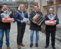 Bild: jr
Die Stadtratsfraktion der Wählergemeinschaft „Zukunft Stadt Mitterteich“ bereitete Bewohnern und Pflegekräften des Phönix-Seniorenhauses an Heiligabend eine weihnachtliche Überraschung. Im Bild (von links) Matthias Gradl, Wolfgang Karbstein, Reiner Artmann und Heribert Hegen.