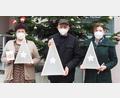 Bild: u
Da die traditionelle Senioren-Adventsfeier wegen der Corona-Pandemie ausfallen musste, fertigten die Pfarrgemeinderats-Mitglieder 150 leuchtende Christbäumchen, die den Senioren nach Hause gebracht wurden. 77 davon überreichten Stadtpfarrer Johann Hofmann (Mitte) und Beate Dietrich (rechts) an BRK-Seniorenheimleiterin Astrid Geitner (links).