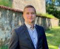 Bild: exb
Edwin Schneider ist geprüfter Immobilienmakler (IHK). Durch seine langjährigen Erfahrungen in der Photovoltaik-Branche hat er auch viel Fachwissen rund um den Bereich Sanierung von Immobilien.