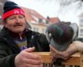 Archivbild: Gerhard Götz
Ein schönes Tier: Traditionell kommen im Winter die Geflügelzüchter auf dem Pfreimder Marktplatz zusammen. Heuer muss der Taubenmarkt aber ein weiteres Mal ausfallen.