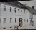 Archivbild: frd
Dieses Bild vom Neulederer- Anwesen stammt aus dem Jahr 1925 und trägt die Aufschrift „Riemerei von Andreas Pösl Rotfärberei“. Das rechte der drei vorne stehenden Mädchen ist Maria Elsner, die immer die Felle von der Abdeckerei holen musste.
