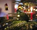 Symbolbild: Karl-Josef Hildenbrand/dpa
Kerzen brennen an einem festlich geschmückten Christbaum.