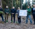 Bild: exb
Günter Brenner, Vorstandschef von Novem; übergibt Walter Seltmann von der Waldjugend Eschenbach die Spende. Damit konnte ein Waldstück mit 3500 Bäumen wieder aufgeforstet werden. Mit im Bild (von links) Bürgermeister Marcus Gradl, Forstamtswart Martin Gottsche sowie Pierre Keller und Lukas Stopfer.