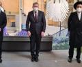 Bild: Shaul Nekrich/exb
Die beiden Rabbiner Elias Dray (rechts) aus Amberg und Shaul Nekrich (links) aus Kassel mit Ambergs Oberbürgermeister Michael Cerny beim Holocaust-Gedenken im Bundestag in Berlin.