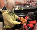 Bild: exb Erwin Laurer, Mayschoß
Strahlende Kinderaugen bei der Verteilung der Spielzeugeschenke in Mayschoß, dass durch die Flut im Ahrtal stark betroffen war.