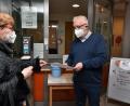 Bild: Stephan Huber
An Heiligabend achtet Leiter Thomas Göldner (rechts) persönlich darauf, dass im Wallmenichhaus am Haager Weg alle Corona-Regeln und Vorschriften eingehalten werden.