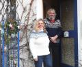 Bild: Gabi Schönberger
Das Ehepaar Rosmarie Münchmeier und Peter Saal öffnen für die Adventsaktion "Türöffner" die Nummer 24.