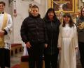 Bild: cro
Pfarrer Georg Gierl (links) freut sich über die lebhafte Erzählung der Weihnachtsgeschichte, die Gemeindereferentin Kerstin Wallmeyer (Dritte von links) mit ihren Kindern Maximilian, Marie-Christin und Angelina Wallmeyer (von links) einstudiert hatte.