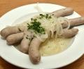 Archivbild: Petra Hartl
Bratwürste, ob gebraten oder sauer (Bild), sind ein Klassiker als Weihnachtsessen. In vielen Familien wird er immer noch an den Feiertagen aufgetischt.