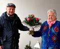 Bild: zer
r Dominik Baschnagel gratuliert Irmgard Rosner zum 85. Geburtstag.