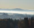 Bild: dob
In den Niederungen hinter der Rosenquarzstadt Pleystein wabern noch die Nebelschwaden. Dahinter die leichten Erhöhungen des Grenzkamms.